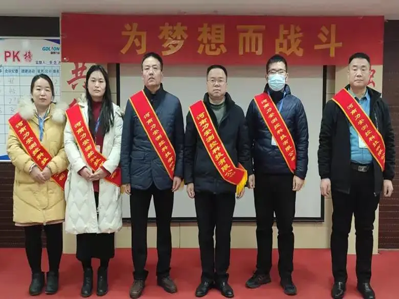 他們是一束光，為伊始照亮